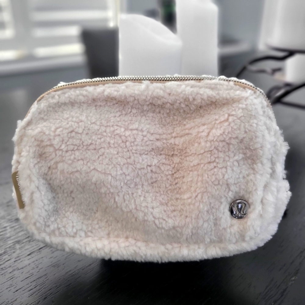 Lululemon Everywhere Fleece Belt Bag (Light Ivory)